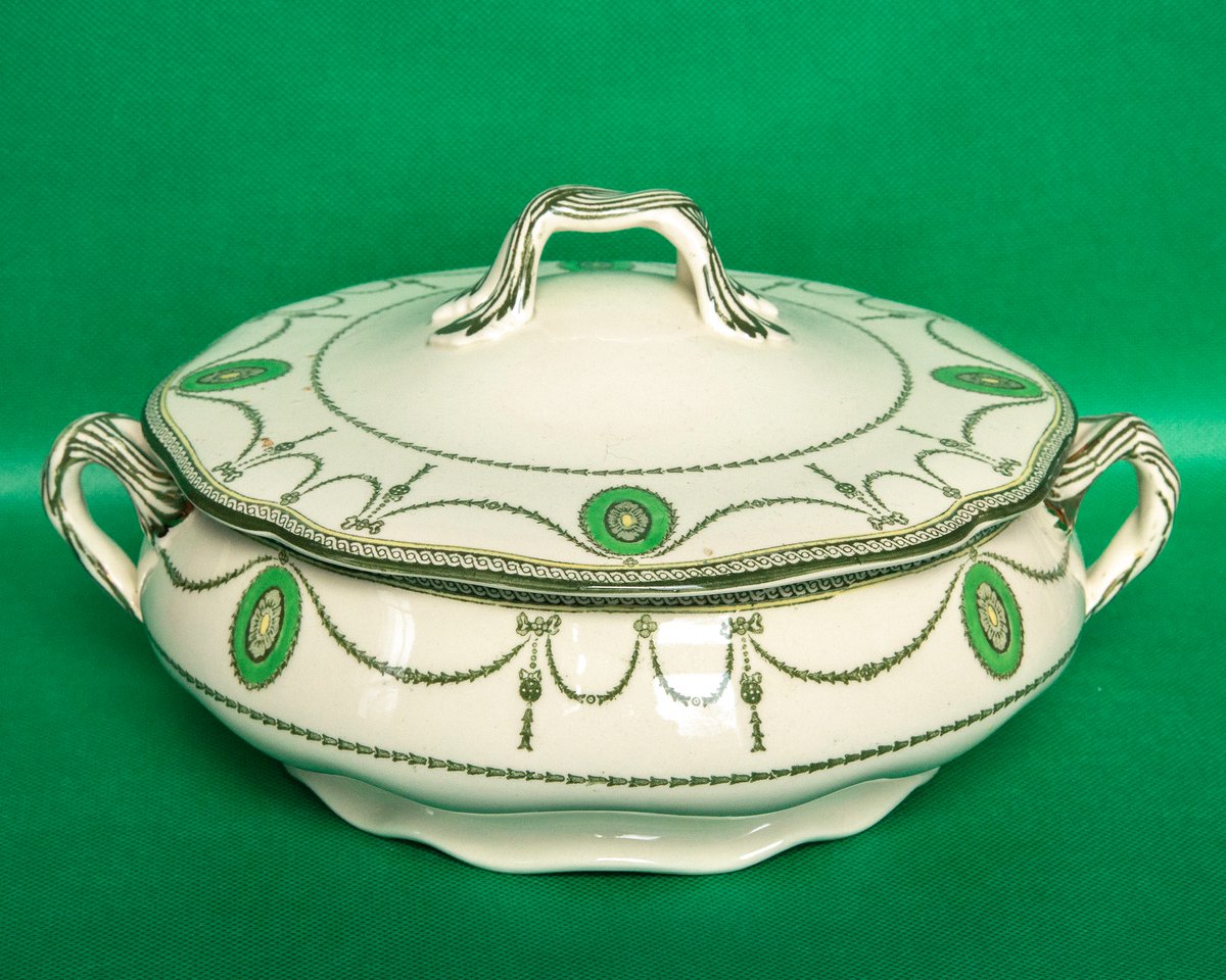 It's the ever popular Royal Doulton Countess pattern! This is a gorgeous round tureen with a lid. The hand-coloured pattern features Regency style medallions and swags in shades of green. Beautiful condition, 1930s 💚
etsy.me/3UpVoUP
#RoyalDoulton #vintageshowandsell