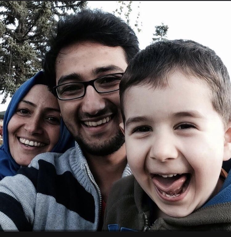 6 Şubat'taki depremlerde oğlunu, gelinini ve 6 aylık torununu kaybeden bir anne, "40 GÜN" enkaz başında nöbet tutarak Ezgi Apartmanı'nın kolonlarını Kervan Pastanesi tarafından kesildiğini kanıtladı!

Ezgi apartmanı, 8 katlıydı ve 16 dairesi vardı. Binanın altında Kervan