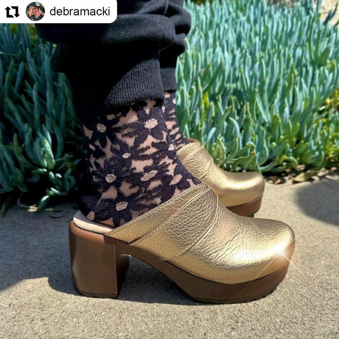 tabio_usa's tweet photo. Great thanks to @debramacki for the stylish outfit ideaāØ
Gold Clogs @caloustockholm Ć Sheer Socks @Tabio.usa
š§¦ļ¼Margaret Short Crew Socks
#tabio ā #tabiousa #tabiosocks https://t.co/0wq0np6VQx