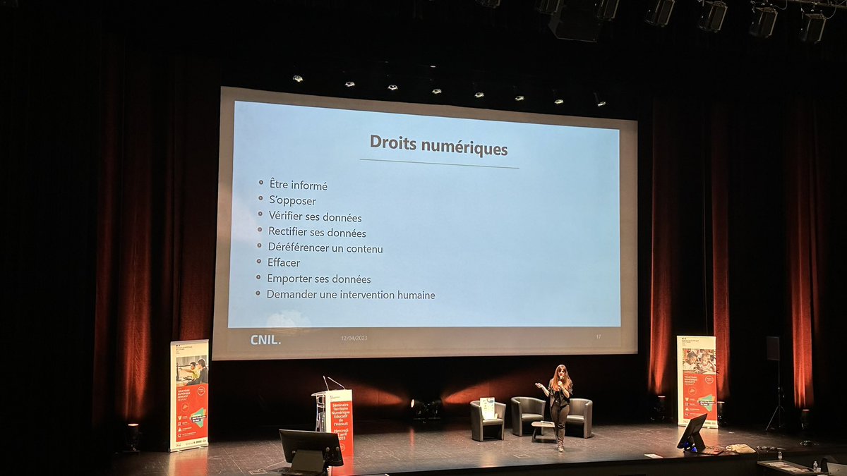 gbonzoms's tweet photo. Intervention de Jennifer Elbaz de la @CNIL à #CapNum2 #TNE34.
« Qu’est-ce que mon téléphone et mon ordinateur savent de moi, et de mes élèves ? » https://t.co/sYaw2HHv6l