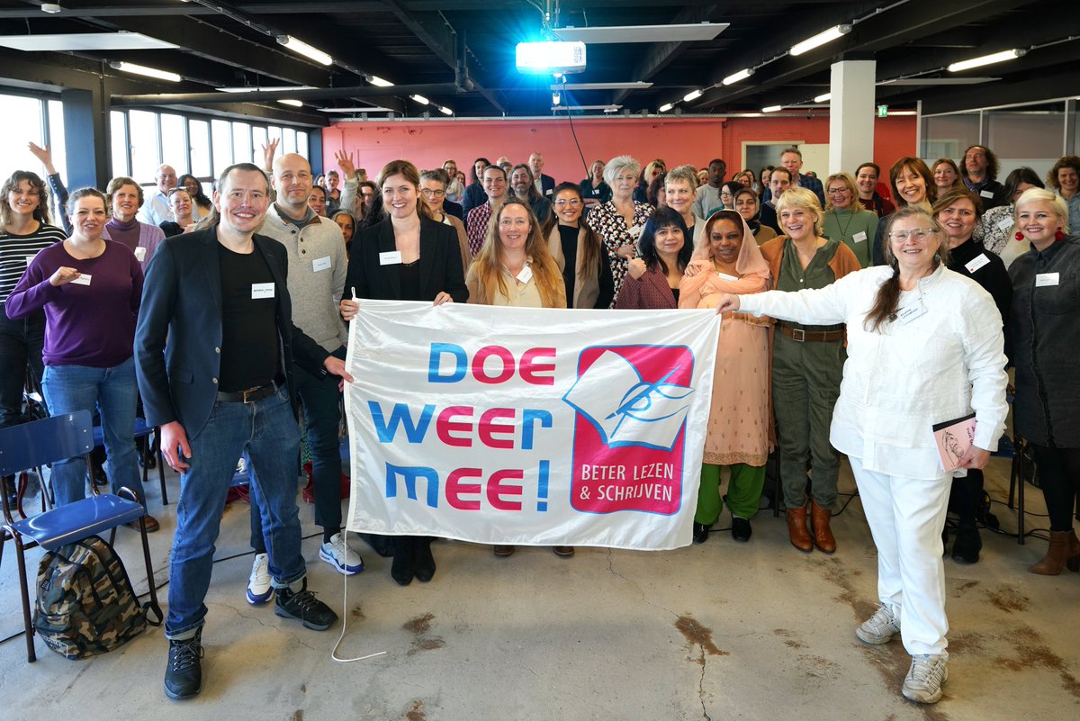 Zeer interessante, geslaagde bijeenkomst bij Bibliotheek Den Haag in Escamp! Wij vertelden over ons werk voor laaggeletterden. En ook de bieb zet zich hiervoor in! Na afloop lieten de medewerkers van Bibliotheek Den Haag zien dat zij achter Doe Weer Mee! staan! :) #doeweermee