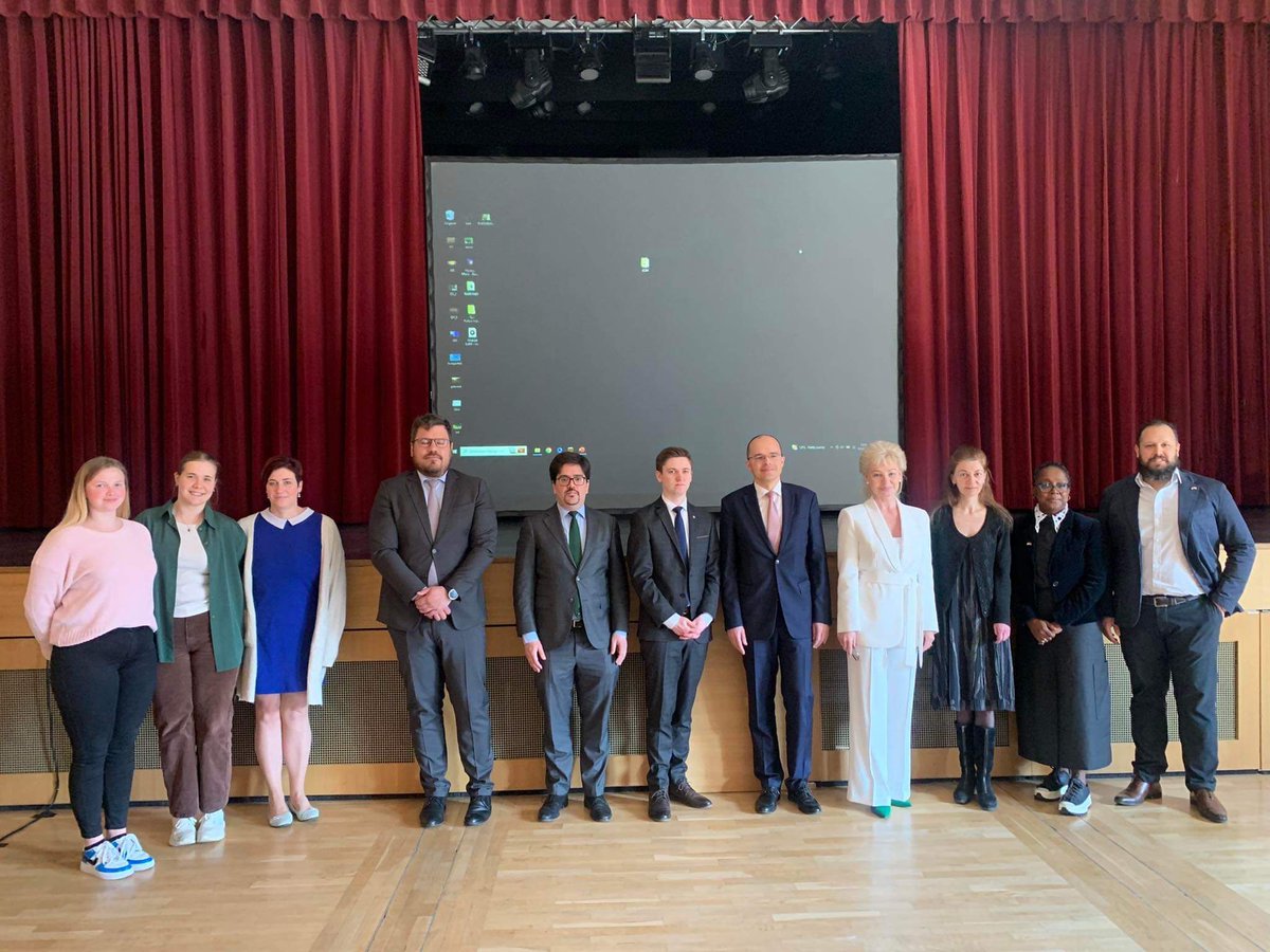 CanadaEstonie's tweet photo. @CanadaEstonie et le Chargé d'Affaires @TylerInTallinn ont participé au « Diplomatic Festival of Opinion for Youth » organisé par #DiplomaticRelationsProject à Türi, avec des collègues du corps diplomatique.
🤝
@EmbEspEstonia
@ukinestonia
@PLinEstonia
@GeoEmbTallinn
#CzechEmbassy https://t.co/0t7pifMrFB