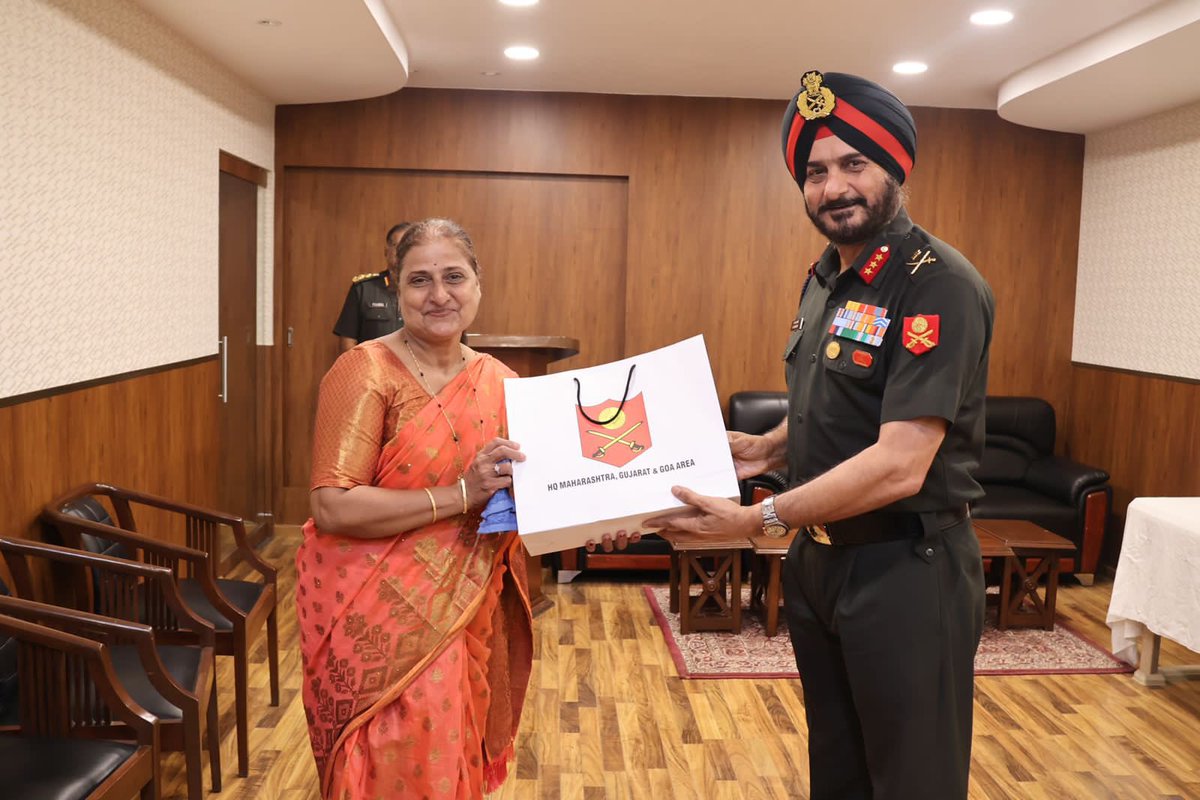 IaSouthern's tweet photo. Heartiest gratitude for benevolent act of Mrs Nilima Chimote, retd Maharashtra Govt Employee & her family who donated ₹6Lakhs from savings to Paraplegic Rehab Centre #Kirkee. She handed over the cheque to GOC MG&GArea.Her noble gesture is highly appreciated & is indeed exemplary https://t.co/sSVWhmB6VI