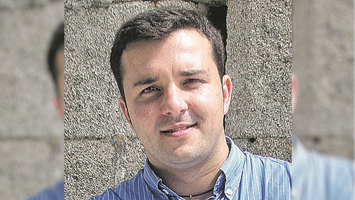 FonsiLoaiza's tweet image. Este cura se llama Segundo Cousido y era profesor de religión en los Salesianos en Vigo. Está condenado a 32 años de prisión por abusos sexuales a menores. Los niños sufren estrés postraumático. Fue protegido por la Iglesia, puesto en libertad bajo fianza y se ha fugado.