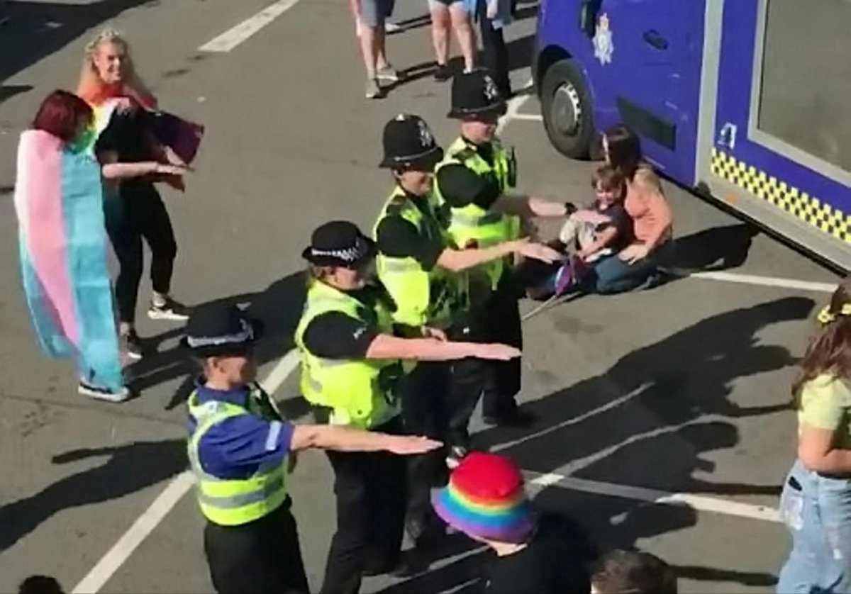 yalding1066's tweet photo. People need to stop criticising the police for doing things like the Macarena. When needed, they will always be there in numbers to arrest racist crocheted dolls hanging around local pubs. @EssexPoliceUK @LincsPolice https://t.co/0gvtjPgUD0