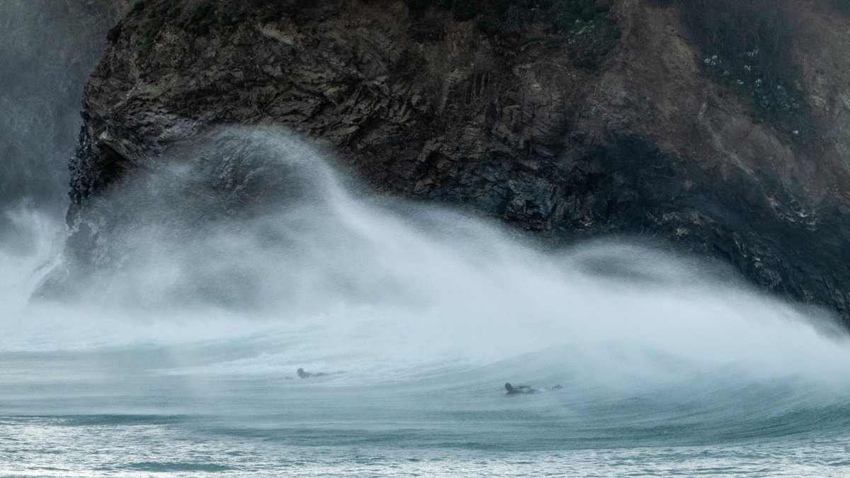 btl_images's tweet photo. Surfers braving Storm Noa at Towan Beach here in Newquay, Cornwall. #surfers #caveman #BBCWeather #Spotlight #piratefm #Newquay #Cornwall #Cornwalllive https://t.co/HEmwyYJ5nZ