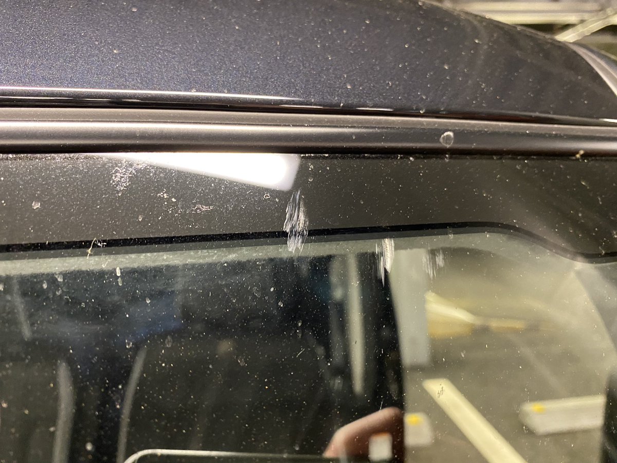 CIMA813's tweet photo. 高速でトラックの後ろ走ってたら輪止めらしき黒い塊飛んできてフード凹んでガラスキズになった😭暇になったら鈑金しよ。 https://t.co/bKZ1oGH72E