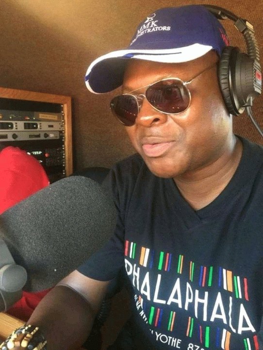 deep_renzo's tweet photo. Sanga misi ri rothe nga hafha Tembisa kha Mbekanyamushumo ya #Dziaorowa326pm na @Ticoliphadzi @shandu_vele na Mubveledzi @Rendys123 Musumbuluwo u swika Lavhutanu kha @Phalaphala fm #Azisheeeeee #WCW ndi crush kha @Mbaimbaivhahan1 Vhahangwele ❤️❤️❤️ #Azisheeeee 🎶🎼🎵🎧🎙️📻🔥🕺🏿💃🏿 https://t.co/ND07t2Q8bv