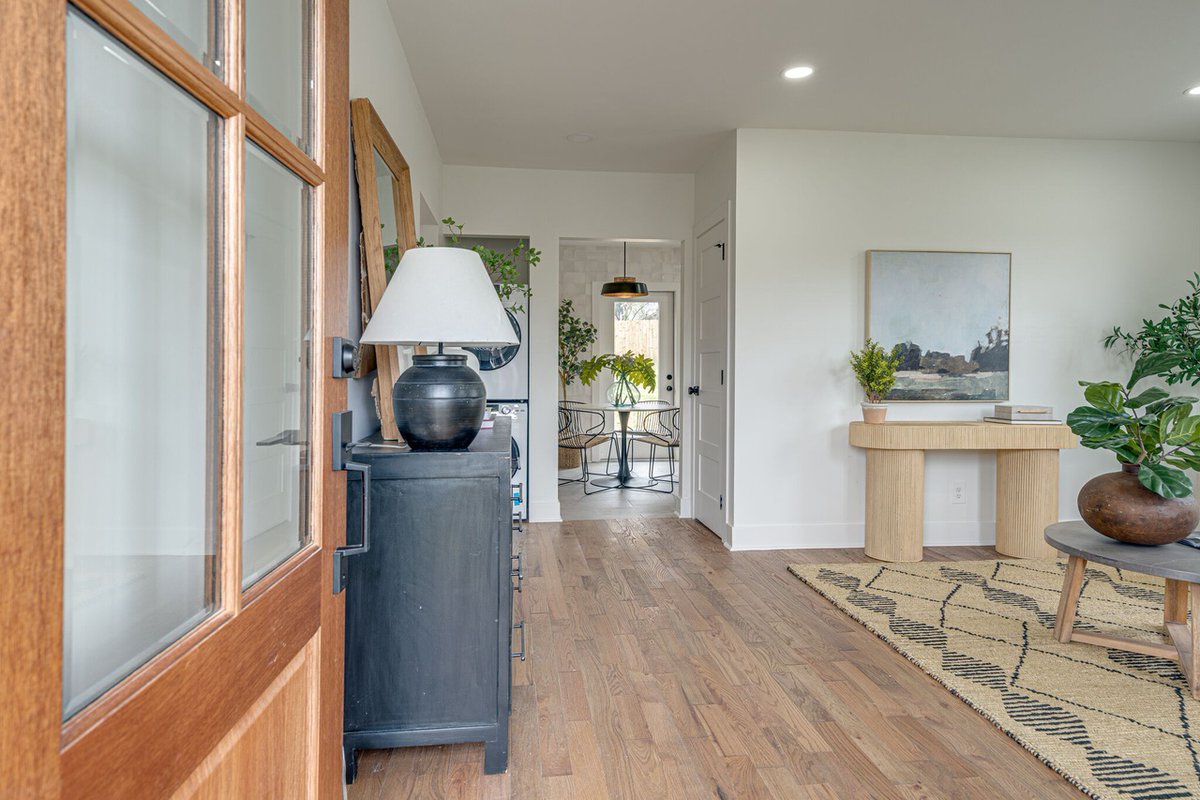Tenn_Homes's tweet photo. Cute remodel in East Nashville!

📍 1216 Ardee Ave, Nashville, TN
🛏️ 2
🛁 2
🏠 1,282 sq.ft.
$525,000
MLS: 2504905
Listing courtesy of: Benchmark Realty, LLC
#homeforsale #tennessee #tennesseehomes #tnhomes #homesearch #Inglewood #davidsoncounty #nashville #metronashville #metro https://t.co/f6mHCHnGSh