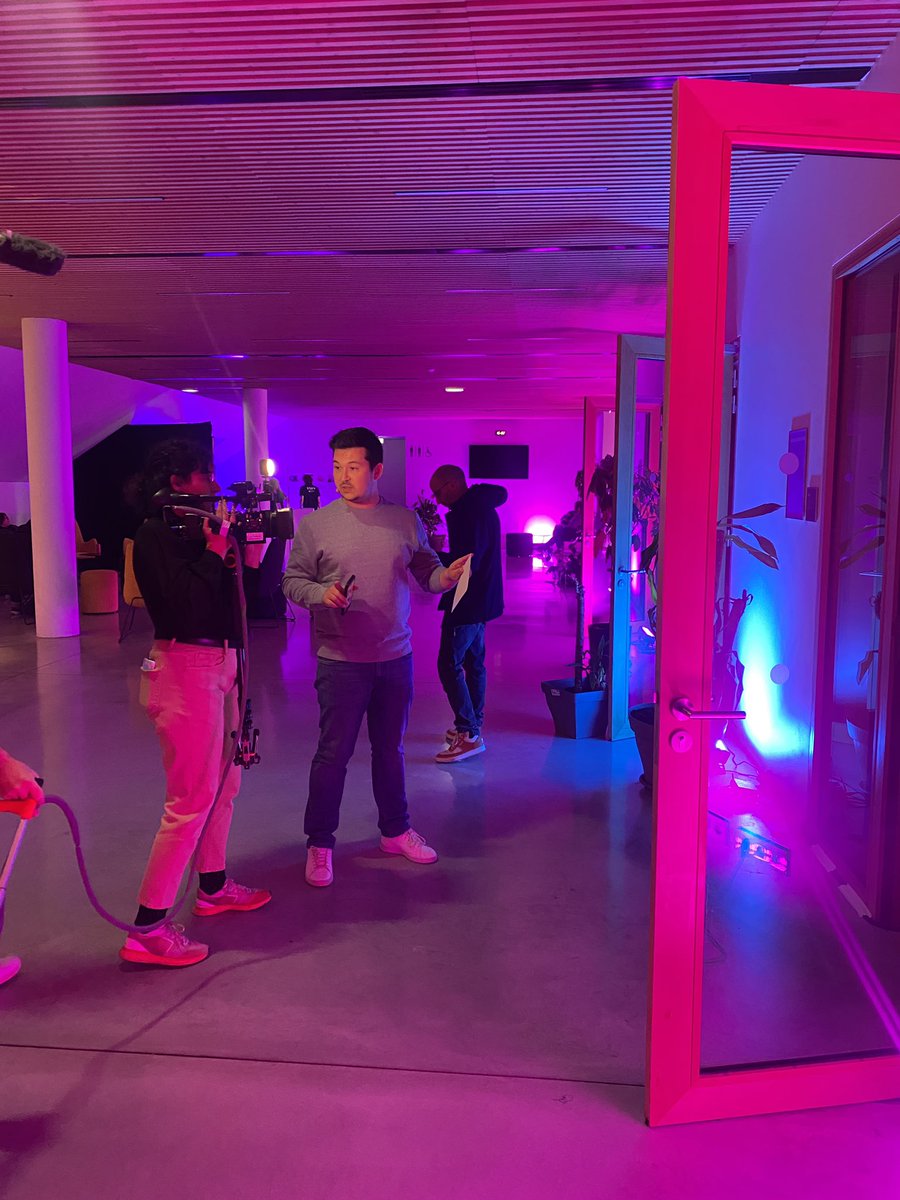F3PaysdelaLoire's tweet photo. Vous vous posez des questions sur la #VR et les nouvelles technologies ? 

Ne manquez pas notre live à @lavalvirtual ! @CarudelQ va à la rencontre des exposants comme @meta @PICOXR ou encore @HoloLens et répond avec eux à vos interrogations 💻😊

📲 https://t.co/fQnStRED4A https://t.co/SykjNnySOA