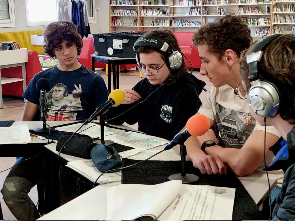 FrequenzaNostra's tweet photo. Quelques kms au Sud
les 3eme D du Collège Léon Boujot #PortoVecchio
👉 1 projet primè nationalement CUBE.S
👉 1 émission radio 👏👏
#Verbaliser #organiser la parole, gérer un peu de stress et c'est pour très vite sur 99 FM
@accorse @IsulaCorsica https://t.co/GEwOaq51we