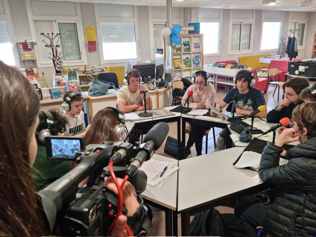 FrequenzaNostra's tweet photo. Quelques kms au Sud
les 3eme D du Collège Léon Boujot #PortoVecchio
👉 1 projet primè nationalement CUBE.S
👉 1 émission radio 👏👏
#Verbaliser #organiser la parole, gérer un peu de stress et c'est pour très vite sur 99 FM
@accorse @IsulaCorsica https://t.co/GEwOaq51we