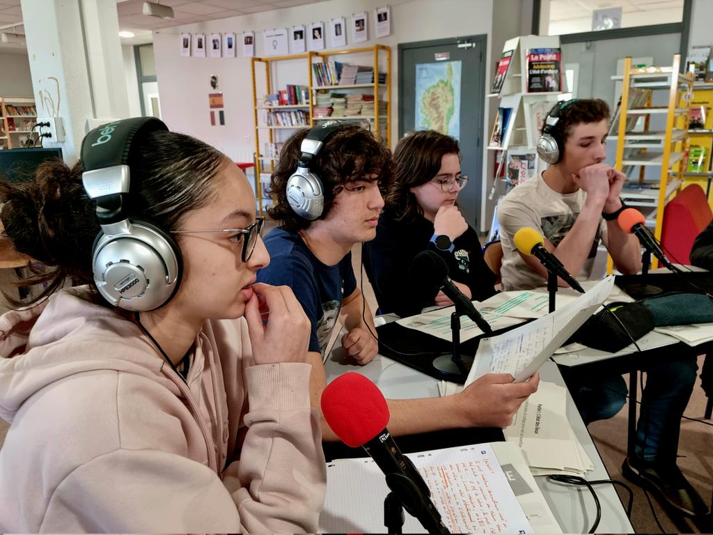 FrequenzaNostra's tweet photo. Quelques kms au Sud
les 3eme D du Collège Léon Boujot #PortoVecchio
👉 1 projet primè nationalement CUBE.S
👉 1 émission radio 👏👏
#Verbaliser #organiser la parole, gérer un peu de stress et c'est pour très vite sur 99 FM
@accorse @IsulaCorsica https://t.co/GEwOaq51we