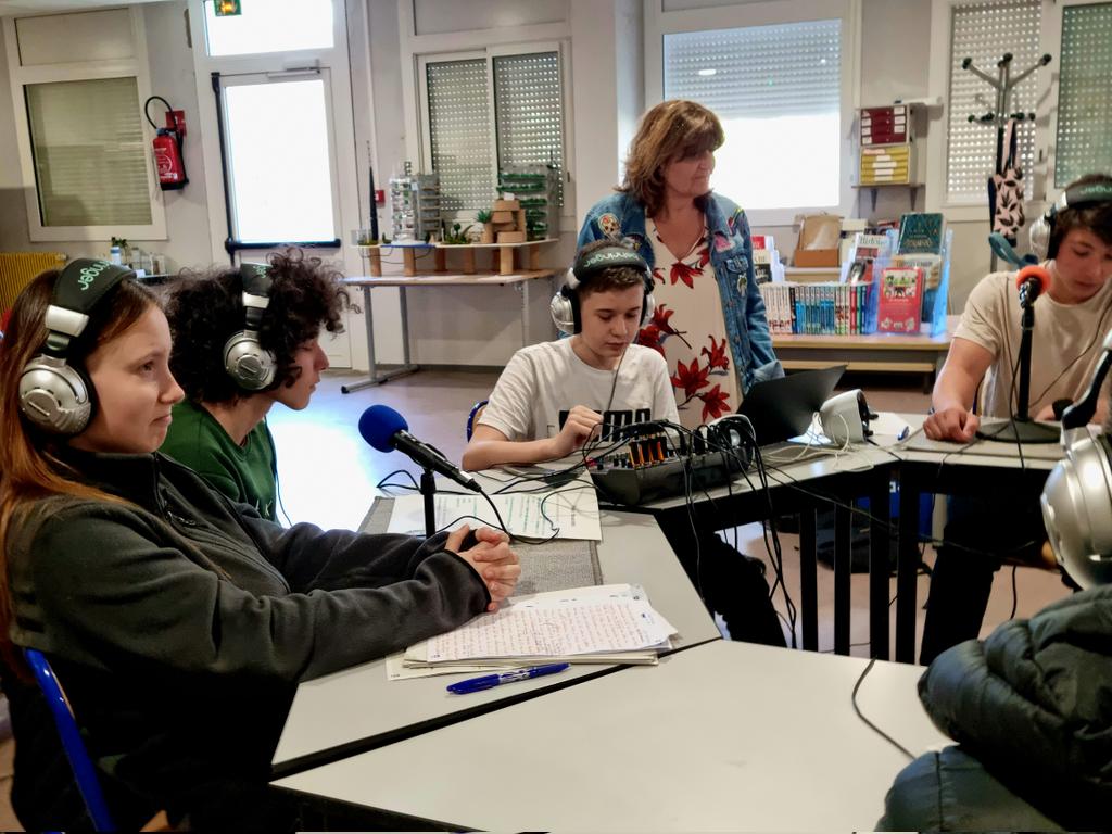 FrequenzaNostra's tweet photo. Quelques kms au Sud
les 3eme D du Collège Léon Boujot #PortoVecchio
👉 1 projet primè nationalement CUBE.S
👉 1 émission radio 👏👏
#Verbaliser #organiser la parole, gérer un peu de stress et c'est pour très vite sur 99 FM
@accorse @IsulaCorsica https://t.co/GEwOaq51we