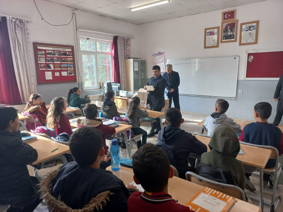 kalekemalaraci's tweet photo. İlçe Milli Eğitim Müdürümüz Sayın Nurettin TIKIM okulumuzu ziyaret etti. Öğrencilerimizle sohbet eden ve Yazar @hbasdemir'e ait kitapları öğrencilerimize dağıtan Müdürümüze ve güzel kitaplar için yazarımız @hbasdemir'e teşekkür ederiz...
@kalemem20 
@KaleKitapOkuyor 
@totak2066 https://t.co/R7TNj3zOYj