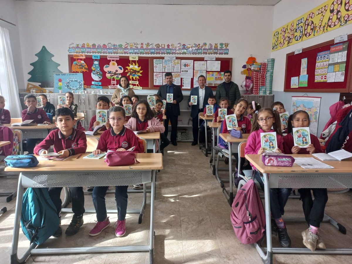 kalekemalaraci's tweet photo. İlçe Milli Eğitim Müdürümüz Sayın Nurettin TIKIM okulumuzu ziyaret etti. Öğrencilerimizle sohbet eden ve Yazar @hbasdemir'e ait kitapları öğrencilerimize dağıtan Müdürümüze ve güzel kitaplar için yazarımız @hbasdemir'e teşekkür ederiz...
@kalemem20 
@KaleKitapOkuyor 
@totak2066 https://t.co/R7TNj3zOYj
