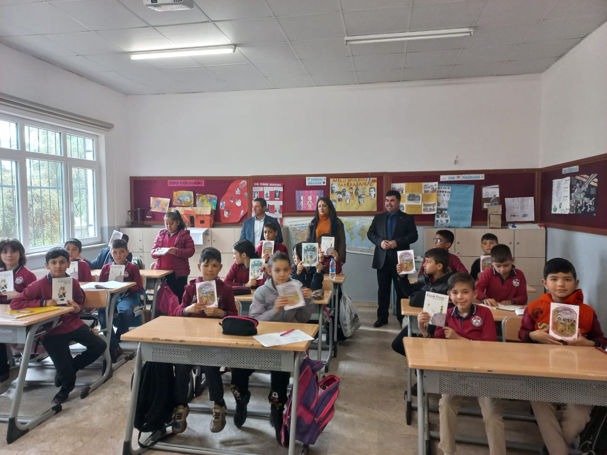 kalekemalaraci's tweet photo. İlçe Milli Eğitim Müdürümüz Sayın Nurettin TIKIM okulumuzu ziyaret etti. Öğrencilerimizle sohbet eden ve Yazar @hbasdemir'e ait kitapları öğrencilerimize dağıtan Müdürümüze ve güzel kitaplar için yazarımız @hbasdemir'e teşekkür ederiz...
@kalemem20 
@KaleKitapOkuyor 
@totak2066 https://t.co/R7TNj3zOYj