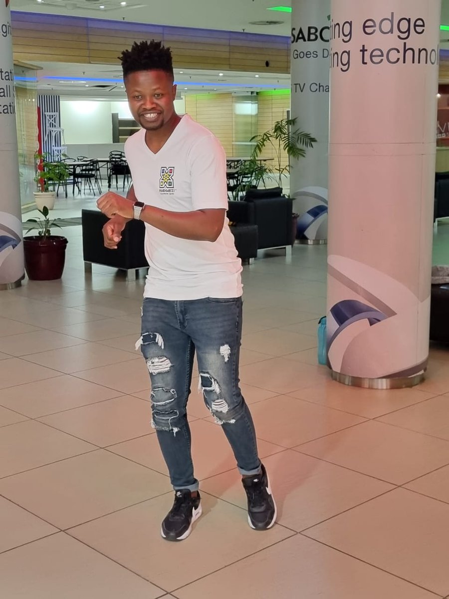 RealDJ_Rvoonah's tweet photo. #SibuyanaweExpressLane326 🔥 🔥 🥳🥳🥳 😎 😎 @Ikwekwezi_FM no @RealDJ_Rvoonah #Empoweredwomenwednesday, sisoke mus? https://t.co/sQ3FZZJsyx