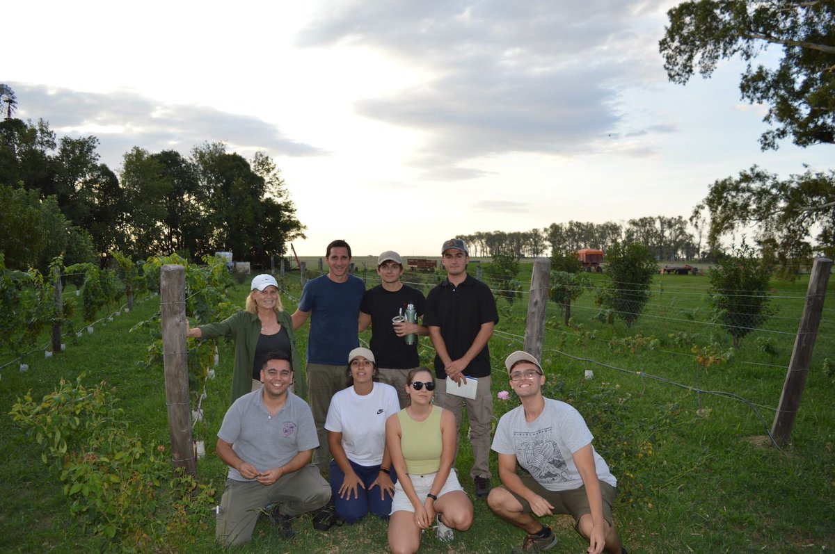 Aapresid_PC's tweet photo. Un placer estar recibiendo a este grupo de alumnos pasantes de agronomía de la FCAyF de La Plata con Irene Velarde, llenos de preguntas y curiosidad para conocernos e intercambiar sobre el trabajo y metodología que venimos llevando en la Chacra Pergamino #juntossabemosmas

🙌🙌 https://t.co/MXFqDRb8gK