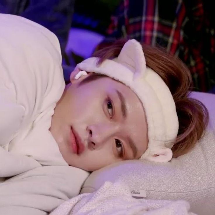 mysticalmin's tweet photo. drunk and dazed

a 2min au 

wherein, Seungmin just wants to move on from Minho after years of pinning but a drunk Minho came into view that got his hopes up again. 

OR

Seungmin just wants to move on but Minho ain't helping him https://t.co/d7ZANxdWp2