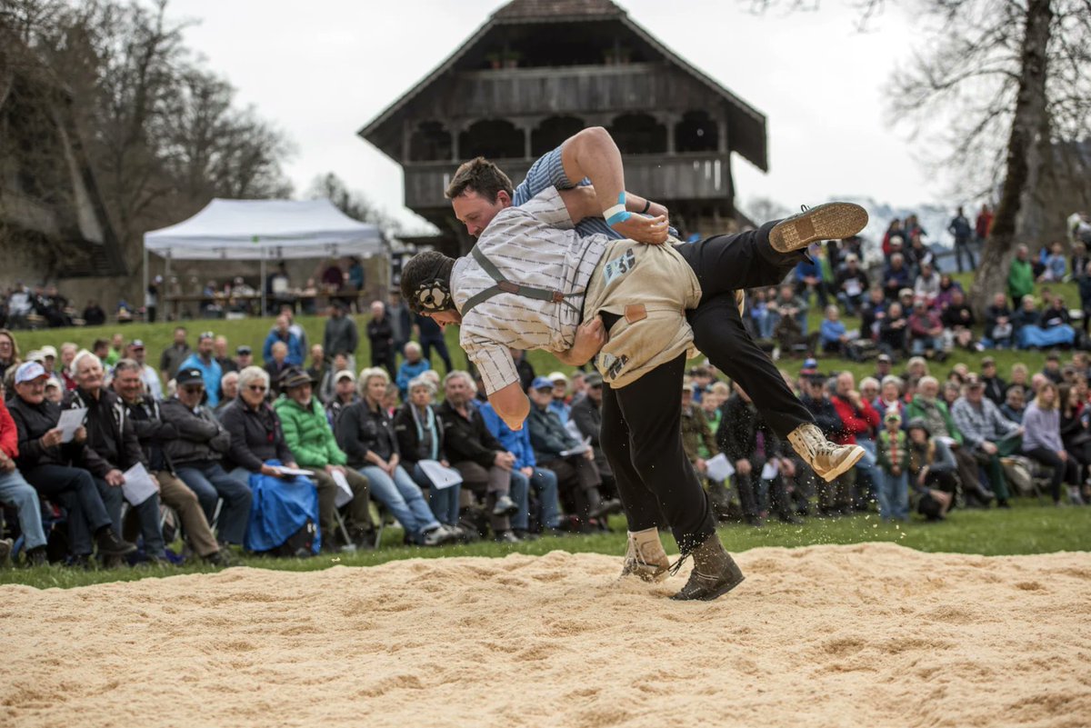 STMediaCH's tweet photo. "Manne, id Hose!" - es geht wieder los:
https://t.co/EuccgEcG4y Saisonstart in diesen Tagen bei den Schwingern! Etwa am traditionellen #Schwinget im #FreilichtmuseumBallenberg. 100 Schwinger am Start! 16.4.23 @madeinbern @ballenberg1 @JungfrauRegion https://t.co/KhFpyGQ4Fj