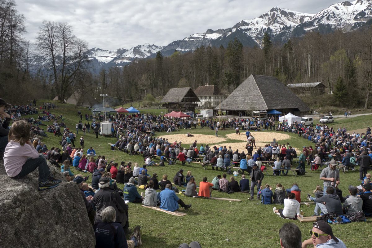 STMediaCH's tweet photo. "Manne, id Hose!" - es geht wieder los:
https://t.co/EuccgEcG4y Saisonstart in diesen Tagen bei den Schwingern! Etwa am traditionellen #Schwinget im #FreilichtmuseumBallenberg. 100 Schwinger am Start! 16.4.23 @madeinbern @ballenberg1 @JungfrauRegion https://t.co/KhFpyGQ4Fj