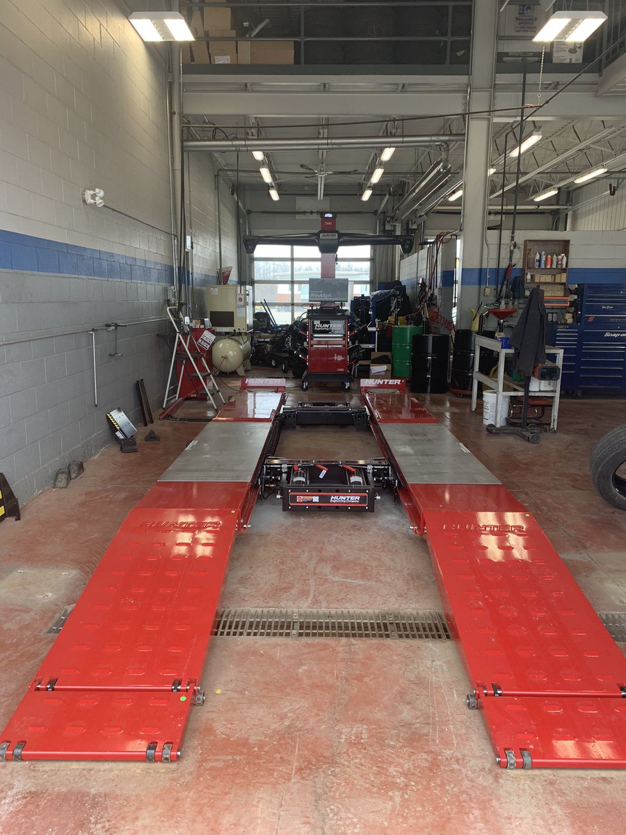 AmscSolutions's tweet photo. Congratulations!…and a huge thank you to Matt Greenidge, the VP of the Lapointe Automotive Group, and his GM Jason Low of Smiths Falls Hyundai for their trust in me. #wechoosehunter #hawkeyeelite #alignment #amscsolutionsinc #scissorlift #FIA #safetysystems https://t.co/L7LQ7CbAAz