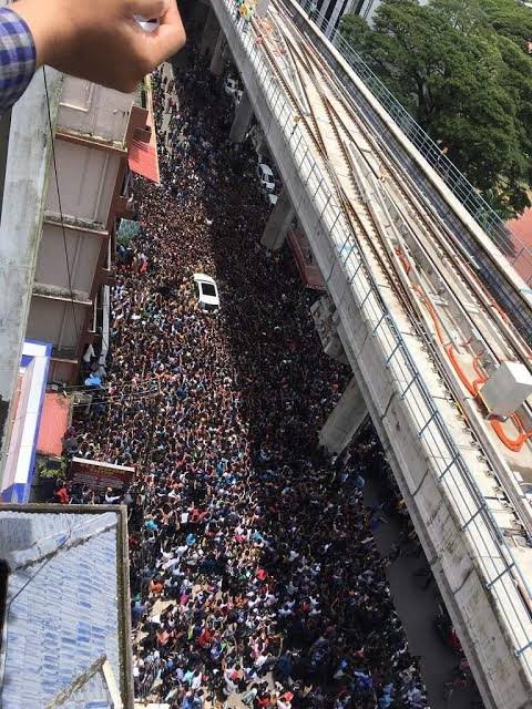 212dobara's tweet photo. People in kerala love entertainment this is when sunny leone came to kochi.
May be just to see Sunny Leone in clothes  #2Bara 😉 https://t.co/5NdNHMqmGh