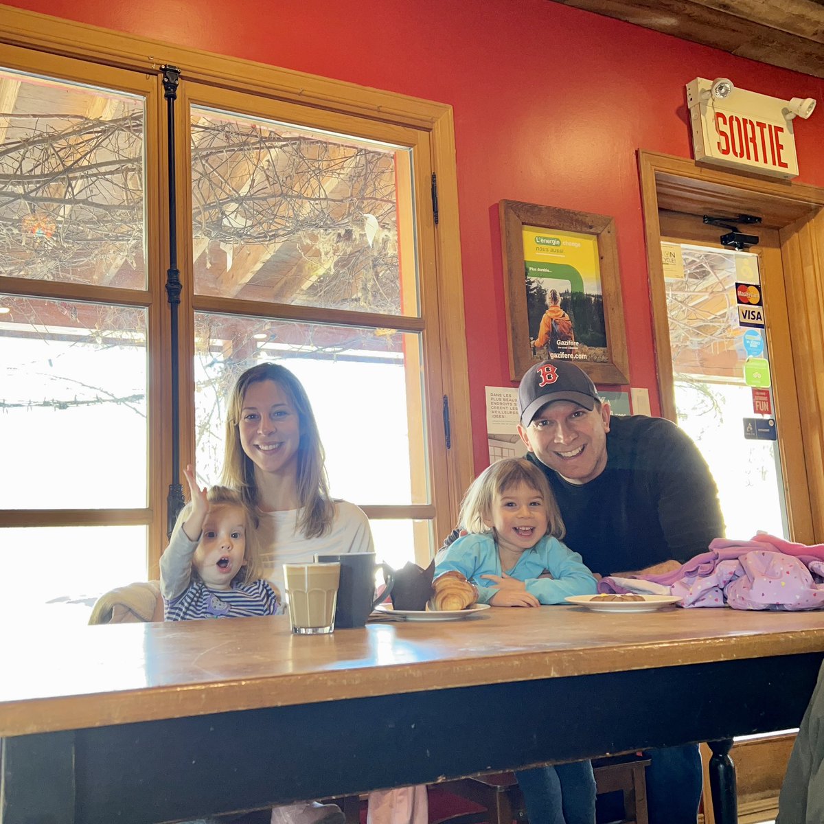 forerof_'s tweet photo. @TateTheTalisman Out with the girls for coffee and pastries 🥐 https://t.co/b0s3uV6klC