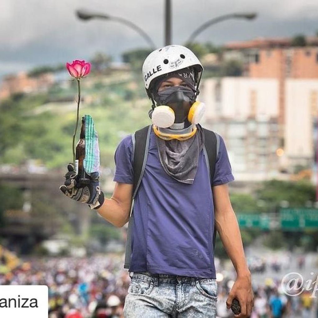 Mariale1401's tweet photo. ¿Saben qué muertes sí me dolieron y esas basuras lo que hicieron fue burlarse?

Lo único que lamento es que Tibisay no haya sufrido más.

Yo no olvido, nunca olvido ✋🏼 https://t.co/DN4faISz8F