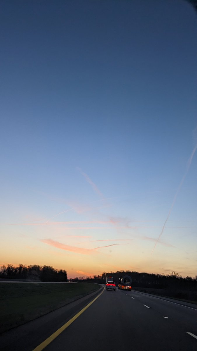 Seana_Scott_'s tweet photo. There's something worshipful about watching the world wake up. On my 9 hour drive from Indy to Lancaster, PA for #epaideas https://t.co/qHPl3p8Dp2