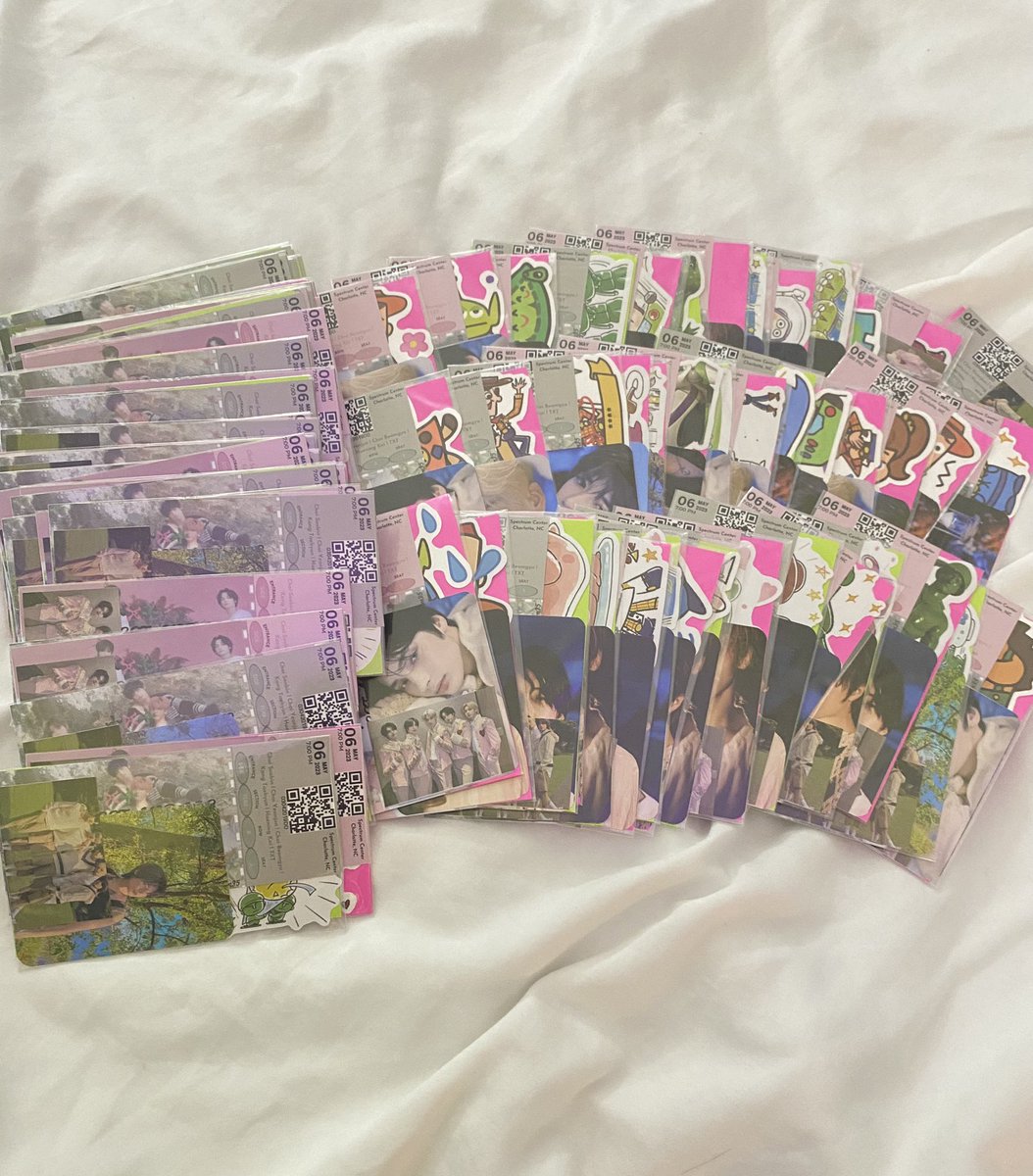 elovesjake's tweet photo. HEY MOAS ~~
i will be passing out these freebies @ txts act:sweet mirage tour in charlotte
 i have a little over 100 of these simple freebies that include:

🐰 commemorative fake ticket
🦊 random pc (1/16)
🐻 small group pic
🐿️ cartoon sticker
🐧 note with txts fan chant https://t.co/23P1fIVyEM