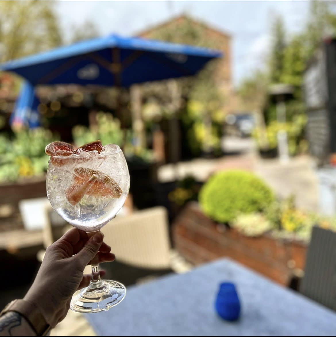 TulseHillHotel's tweet photo. Every glimpse of sun is a good excuse to grab one of our refreshing drinks ๐น
.
PS donโt forget 2 for ยฃ12 cocktails HAPPY HOUR!
.
.
#beergarden #tulsehillhotel #tulse #se24 #happyhour #gastropub https://t.co/UN2ZPOiiXF