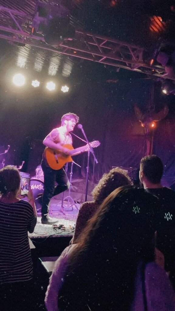 Foi tão gostoso voltar a cantar com vocês 🙌💛🎵 trechinho de “Noite Alta” no @tribosbarmga em Maringá, PR. 
.
.
.
.
.
.
.
#maringa #parana #musicaaovivo #show #rock #loopstation #saudade #bernhoft 
#nevilton #brazilian #indie #thewho #indierock #singer… instagr.am/reel/Cq7-OvWrQ…