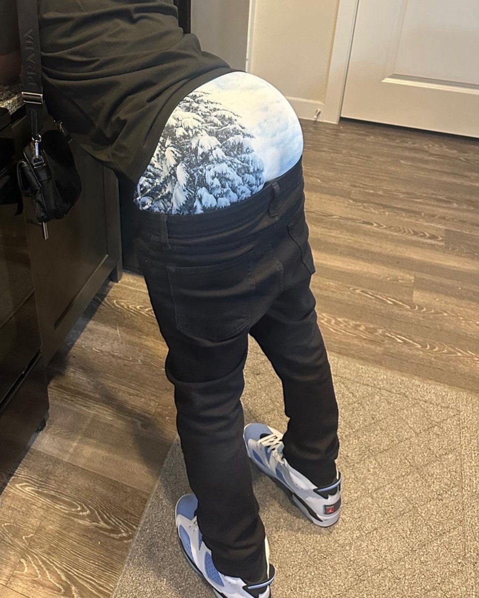 unc_jeff's tweet photo. 😏 https://t.co/ib2e8yQSYo