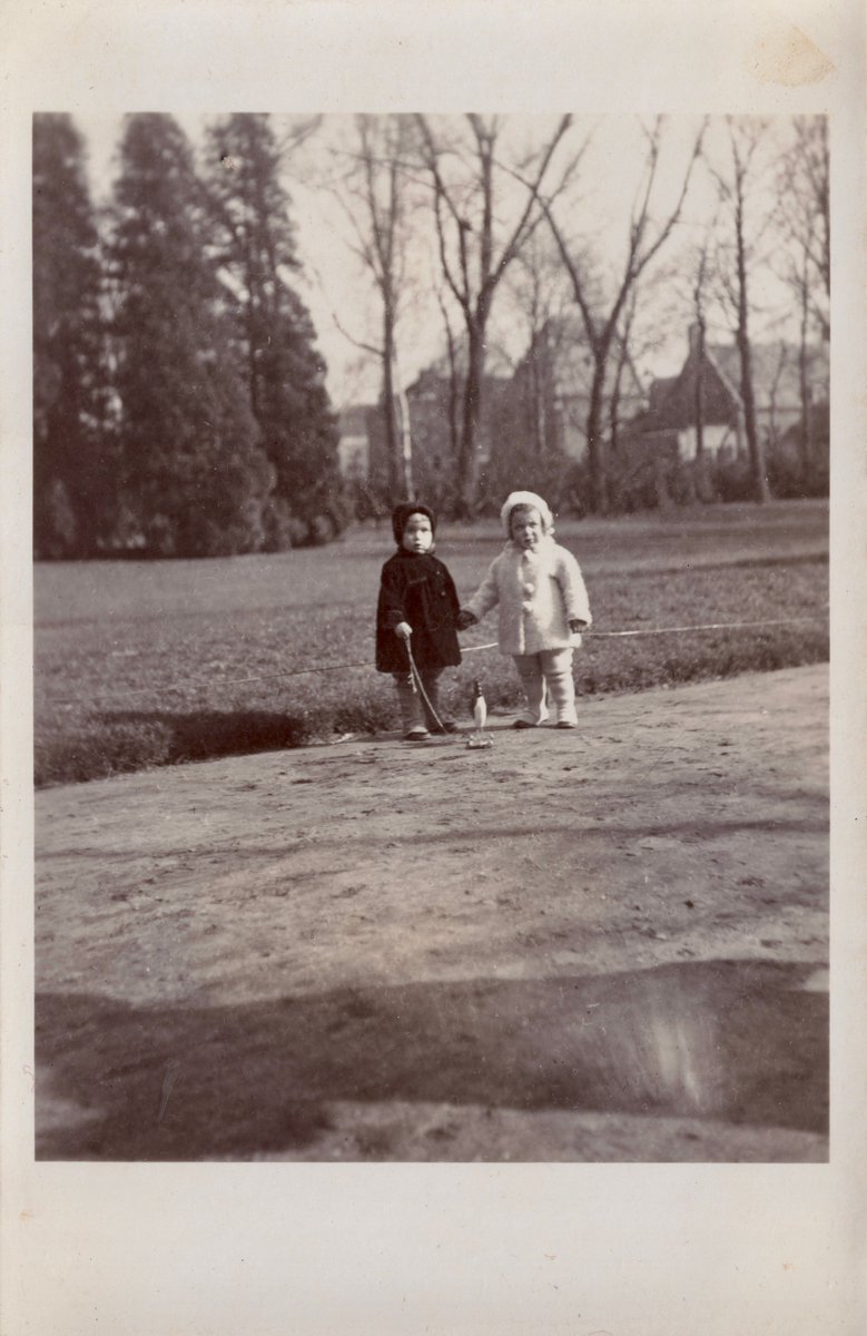 Sur cette photo datée de mars 1932, un pingouin de bois sur ses roulettes, deux fillettes qui se donnent la main. 
Une image bien innocente. 
Commence pourtant une tragique histoire qui a trouvé voici quelques jours un épilogue aussi inattendu qu'émouvant.
Je vous raconte ? ⬇️