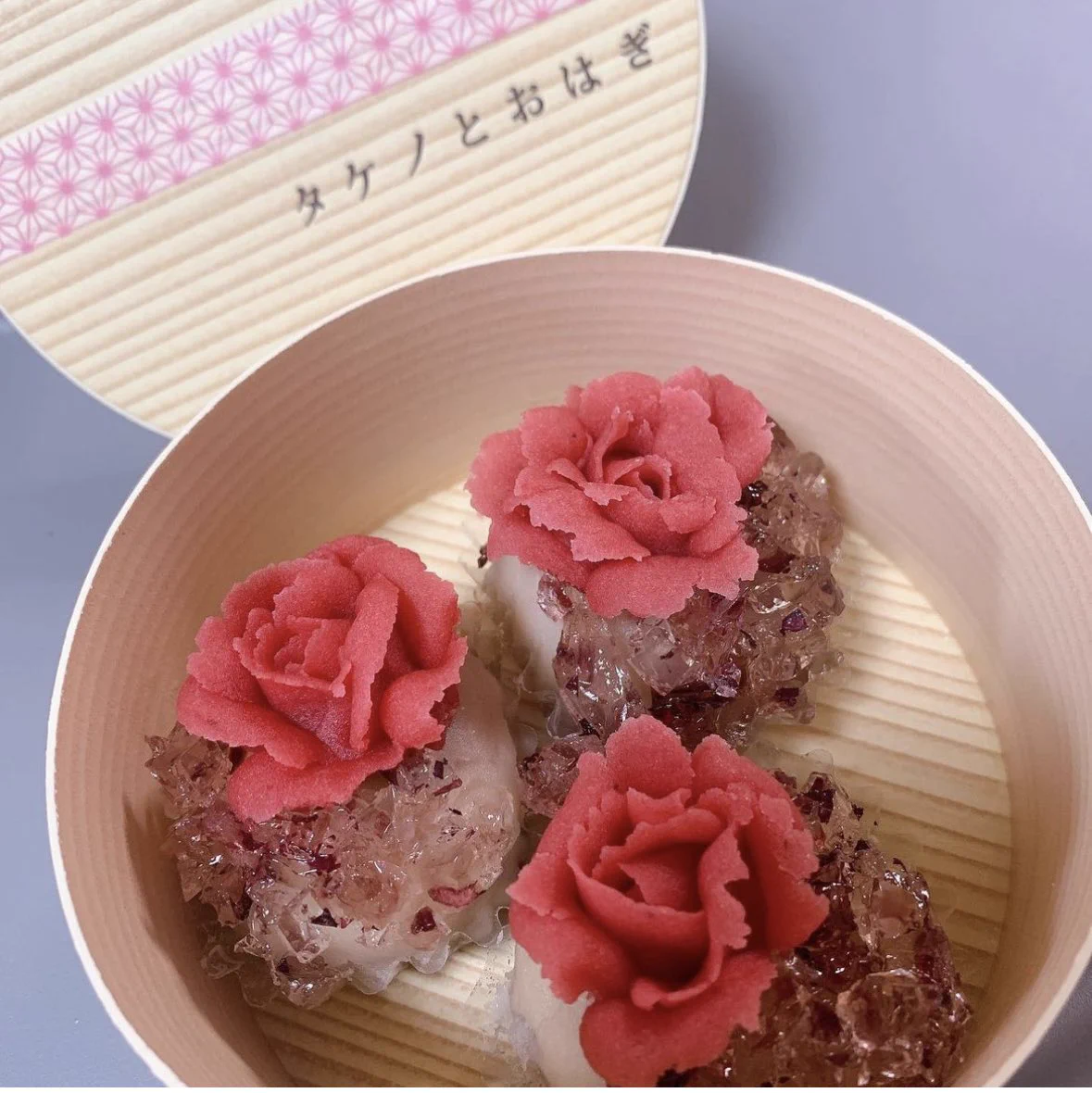 @satsuki_nkmr 東京にある、タケノとおはぎというお店のおはぎも、とても美しくておいしいです！
私もあんこが大好きで、日本あんこ協会のあんバサダー（あんこ好きなら誰でもなれちゃう試験）になりました！！ 