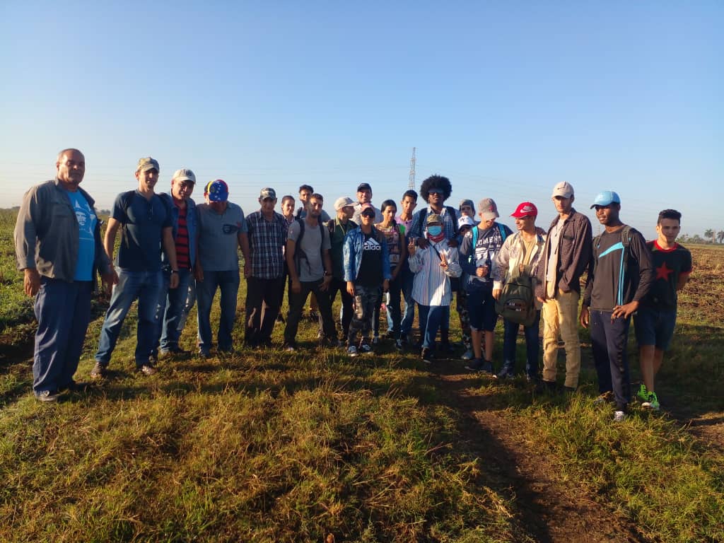 FEMeducauclv's tweet photo. Se trabajó duro!!! La  #FEMeduca estuvo presente con una muy buena respuesta movilizativa en la cosecha de papas en el Valle del Yabú.  #UCLVnuestra https://t.co/4MqezcgeNg