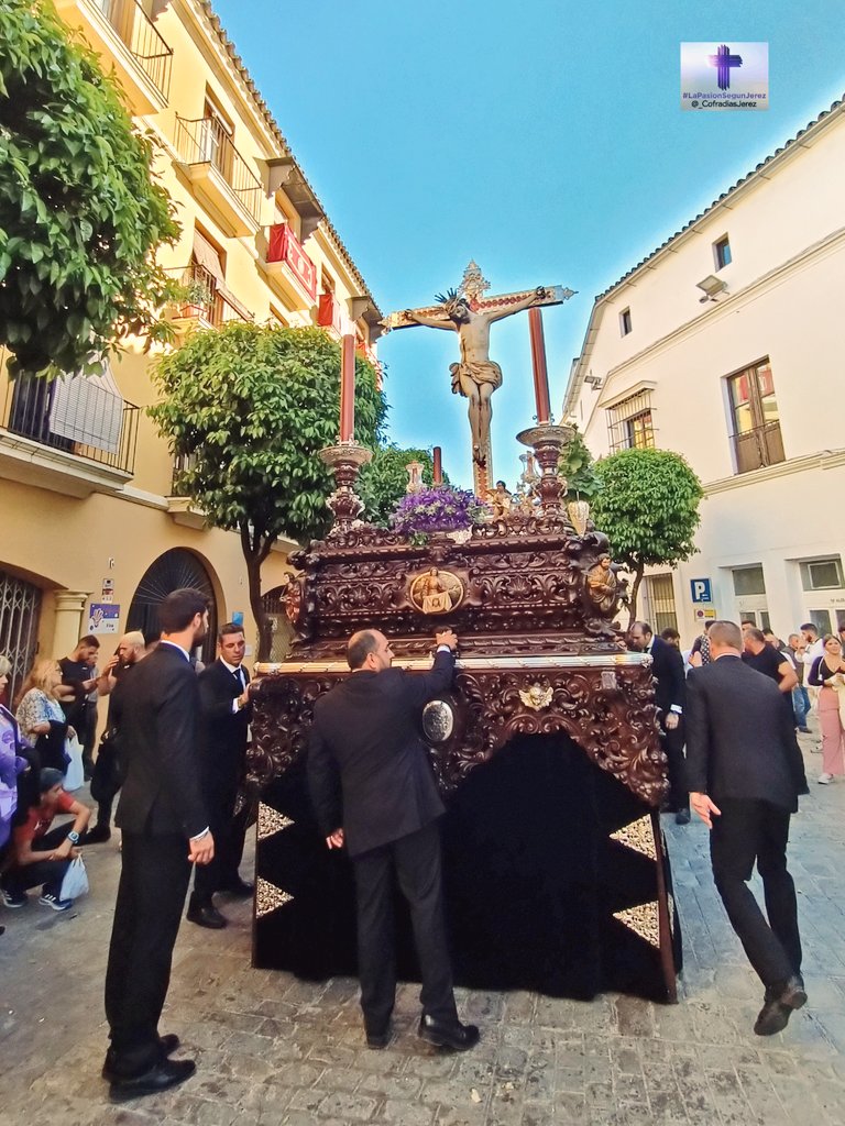 _CofradiasJerez's tweet photo. 📷 #𝗟𝗮𝗣𝗮𝘀𝗶𝗼𝗻𝗦𝗲𝗴𝘂𝗻𝗝𝗲𝗿𝗲𝘇

É𝕝 𝕤𝕒𝕟𝕒 𝕝𝕠𝕤 𝕔𝕠𝕣𝕒𝕫𝕠𝕟𝕖𝕤 𝕕𝕖𝕤𝕥𝕣𝕠𝕫𝕒𝕕𝕠𝕤, 𝕧𝕖𝕟𝕕𝕒 𝕤𝕦𝕤 𝕙𝕖𝕣𝕚𝕕𝕒𝕤.
(𝕊𝕒𝕝𝕞𝕠 𝟙𝟜𝟟:𝟛)

✝️ @3caidasjerez

#Nostalgia #SemanaSanta2023 https://t.co/FD1Y6ICVwZ