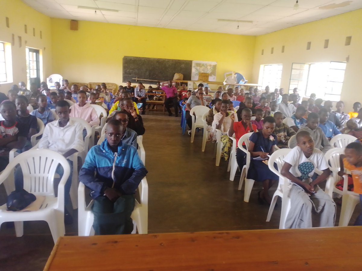 TvNiyonzima's tweet photo. @HuyeDistrict  #Tuzabwirabejo
Ikiganiro cyo kwibuka Genocide yakorewe Abatutsi 1994, cyasojwe nikiganiro umuyobozi wiritsinda NIYONZIMA Emmanuel yagiranye n'urubyiruko rwitabiriye rugera 102, rugaragaza uruhare rugiye kugira mu kurwanya Abahakana n'Abapfobya Genocide.
@A_sebutege https://t.co/uUPcJJYc1U