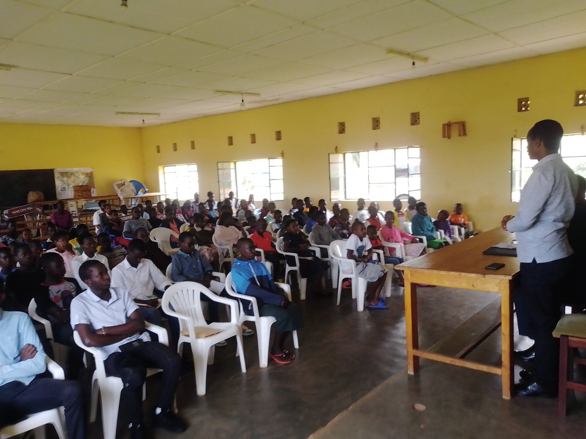 TvNiyonzima's tweet photo. @HuyeDistrict  #Tuzabwirabejo
Ikiganiro cyo kwibuka Genocide yakorewe Abatutsi 1994, cyasojwe nikiganiro umuyobozi wiritsinda NIYONZIMA Emmanuel yagiranye n'urubyiruko rwitabiriye rugera 102, rugaragaza uruhare rugiye kugira mu kurwanya Abahakana n'Abapfobya Genocide.
@A_sebutege https://t.co/uUPcJJYc1U