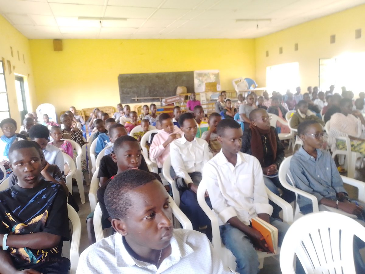 TvNiyonzima's tweet photo. @HuyeDistrict  #Tuzabwirabejo
Ikiganiro cyo kwibuka Genocide yakorewe Abatutsi 1994, cyasojwe nikiganiro umuyobozi wiritsinda NIYONZIMA Emmanuel yagiranye n'urubyiruko rwitabiriye rugera 102, rugaragaza uruhare rugiye kugira mu kurwanya Abahakana n'Abapfobya Genocide.
@A_sebutege https://t.co/uUPcJJYc1U