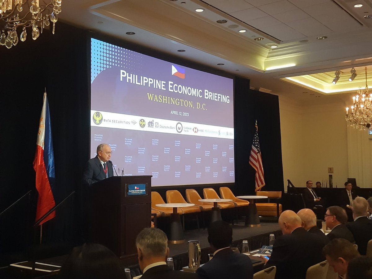 DEPDevgovph's tweet photo. ๐๐๐๐๐๐๐๐๐ ๐๐๐: NEDA Sec. @ambalisacan, @DOF_PH @SecBenDiokno, @DBMgovph Sec. Amenah Pangandaman, and @BangkoSentral Gov. Felipe Medalla discuss the country's economic performance at the Philippine Economic Briefing in Washington, D.C.
#PEB2023
#PatuloyNaPagsulong https://t.co/OMDVQ6FbfE