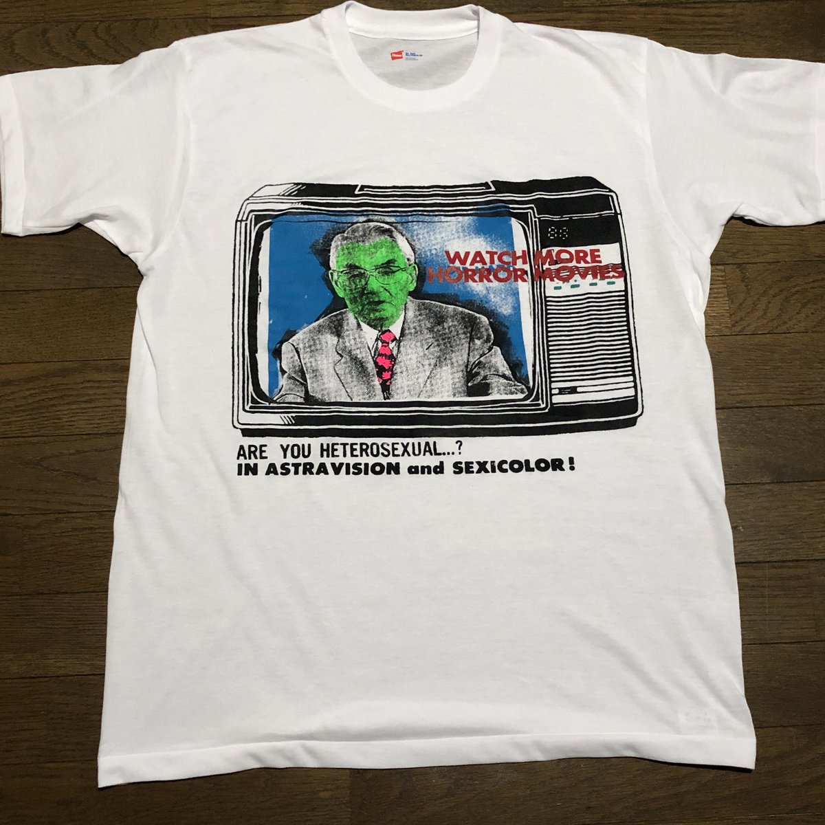 7010grind's tweet image. もっとホラー映画観ろTシャツ入荷！ #7010grindclothing 
新品ヘインズtaglessボディ
白
サイズXL
シルクスクリーン手刷り
自作の為版ズレ、カスレ、インク飛びあります
画像をよく確認、了承の上ご購入ください

顔色悪い淀川氏がもっとホラー映画観ろ言うてます