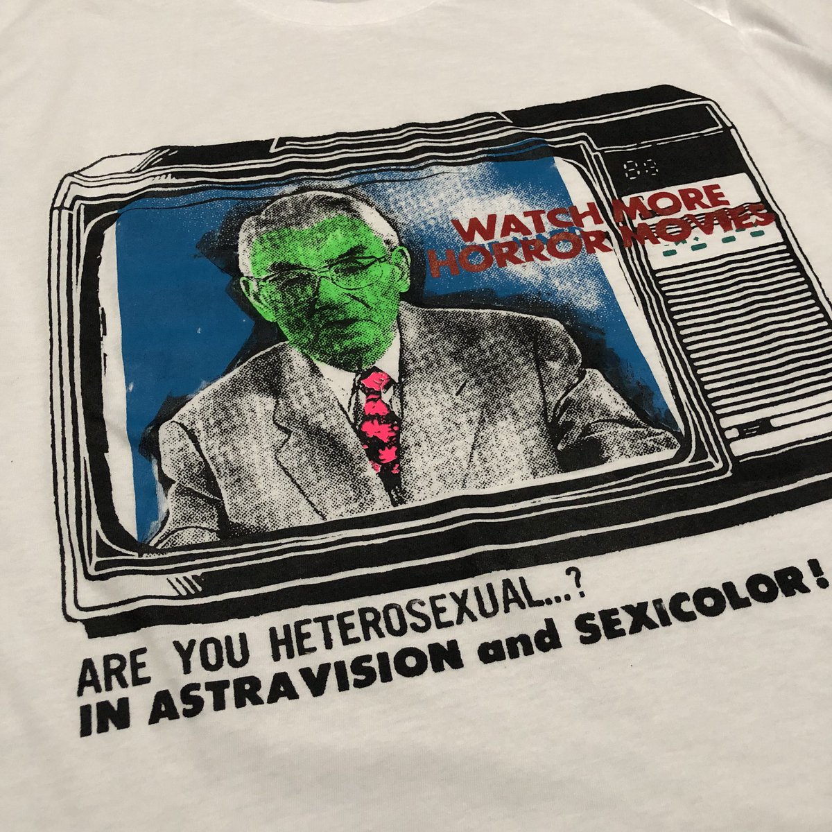 7010grind's tweet image. もっとホラー映画観ろTシャツ入荷！ #7010grindclothing 
新品ヘインズtaglessボディ
白
サイズXL
シルクスクリーン手刷り
自作の為版ズレ、カスレ、インク飛びあります
画像をよく確認、了承の上ご購入ください

顔色悪い淀川氏がもっとホラー映画観ろ言うてます