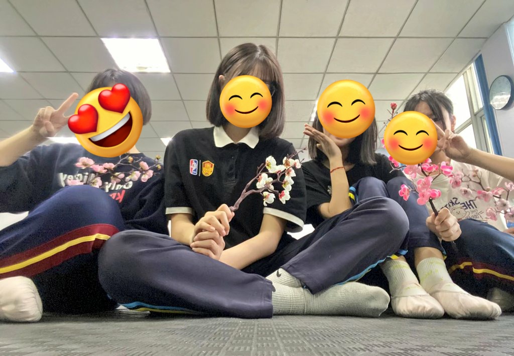 surenyuanwei's tweet photo. 4号和5号都在呀，臭袜子都已经准备好了，想不想把四双脚四双袜子闻遍 https://t.co/HFrL7fVGbV