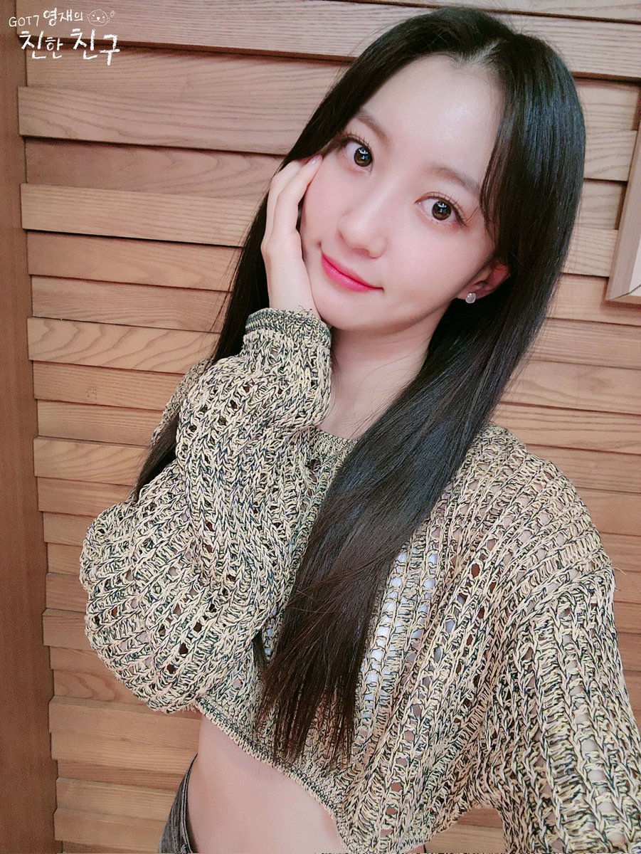 mbcbf_ever's tweet photo. 🦌친친🦌

친친에 사연 보내고 읽히길 기다리던 어린이가🌱
어느덧 친친 스페셜DJ가 되어서 문자 소개를 하다니..
지금 제가 우나요..🥲❤️‍🔥

서사까지 완벽한 윱디와 함께 하는 밤은 계속되지윱😘
내일도 보이는라디오로 만나요👋

#MBC #RADIO #GOT7영재의친한친구
#유빈 #오마이걸 @WM_OHMYGIRL https://t.co/z7B3Gc4OKX