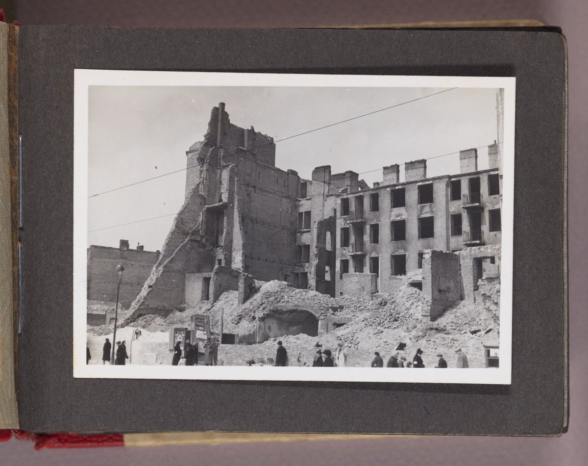 On Monday (4/17) at 4pm in 102 Hesburgh Library, there will be the Special Collections Lecture, with support from the Nanovic, titled: "Heinrich Jöst’s Warsaw Ghetto Photographs and the Challenges of Interpreting Holocaust Images" with Daniel H. Magilow.
go.nd.edu/486a3b