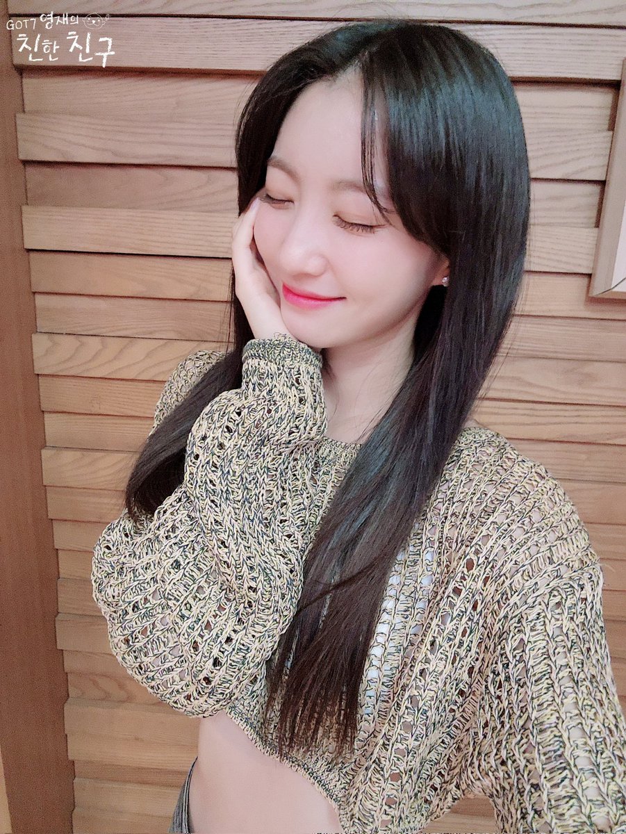 mbcbf_ever's tweet photo. 🦌친친🦌

친친에 사연 보내고 읽히길 기다리던 어린이가🌱
어느덧 친친 스페셜DJ가 되어서 문자 소개를 하다니..
지금 제가 우나요..🥲❤️‍🔥

서사까지 완벽한 윱디와 함께 하는 밤은 계속되지윱😘
내일도 보이는라디오로 만나요👋

#MBC #RADIO #GOT7영재의친한친구
#유빈 #오마이걸 @WM_OHMYGIRL https://t.co/z7B3Gc4OKX