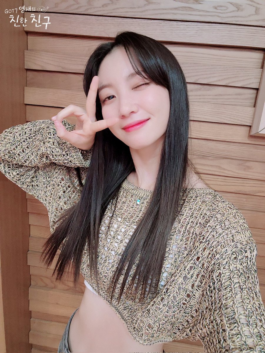 mbcbf_ever's tweet photo. 🦌친친🦌

친친에 사연 보내고 읽히길 기다리던 어린이가🌱
어느덧 친친 스페셜DJ가 되어서 문자 소개를 하다니..
지금 제가 우나요..🥲❤️‍🔥

서사까지 완벽한 윱디와 함께 하는 밤은 계속되지윱😘
내일도 보이는라디오로 만나요👋

#MBC #RADIO #GOT7영재의친한친구
#유빈 #오마이걸 @WM_OHMYGIRL https://t.co/z7B3Gc4OKX